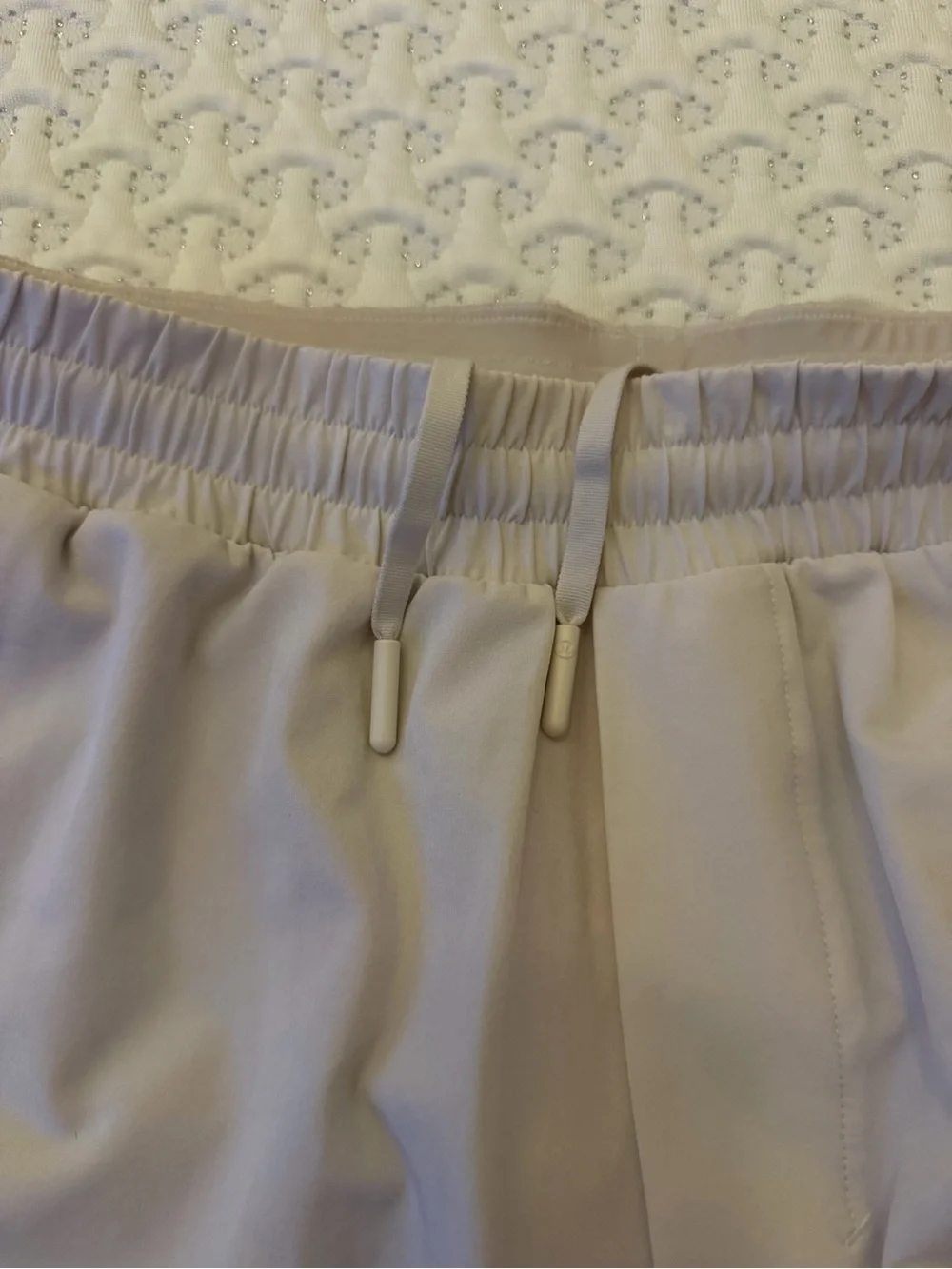 Men's Medium Lululemon 7” net lined Swim Shorts MSRP $88 WHITE